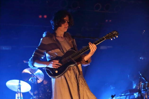 Emily Green von der Band Geese bei einem Konzert im Astra Kulturhaus in Berlin, 15. März 2026. Geese Konzert Berlin