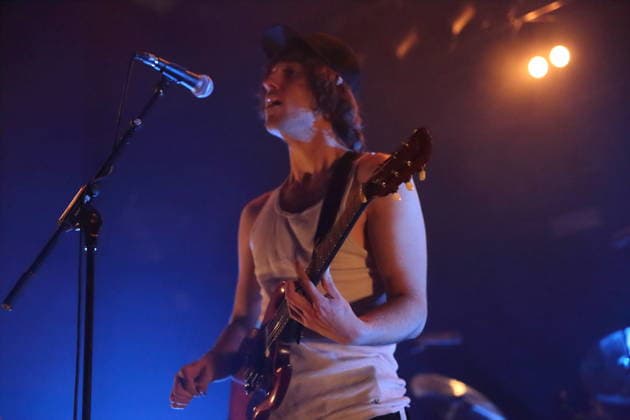 Cameron Winter von der Band Geese bei einem Konzert im Astra Kulturhaus in Berlin, 15. März 2026. Geese Konzert Berlin
