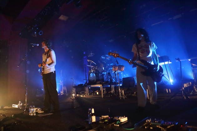 Cameron Winter, Max Bassin und Dominic DiGesu, v.l., von der Band Geese bei einem Konzert im Astra Kulturhaus in Berlin, 15. März 2026. Geese Konzert Berlin