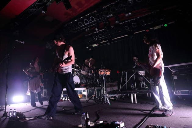 Emily Green, Cameron Winter, Max Bassin, Sam Revaz und Dominic DiGesu, v.l., von der Band Geese bei einem Konzert im Astra Kulturhaus in Berlin, 15. März 2026. Geese Konzert Berlin