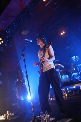 Cameron Winter von der Band Geese bei einem Konzert im Astra Kulturhaus in Berlin, 15. März 2026. Geese Konzert Berlin