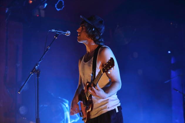 Cameron Winter von der Band Geese bei einem Konzert im Astra Kulturhaus in Berlin, 15. März 2026. Geese Konzert Berlin