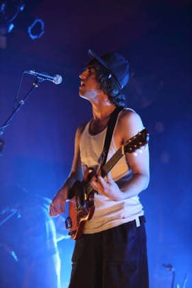 Cameron Winter von der Band Geese bei einem Konzert im Astra Kulturhaus in Berlin, 15. März 2026. Geese Konzert Berlin