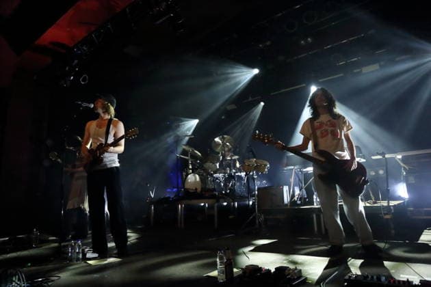 Cameron Winter, Max Bassin und Dominic DiGesu, v.l., von der Band Geese bei einem Konzert im Astra Kulturhaus in Berlin, 15. März 2026. Geese Konzert Berlin