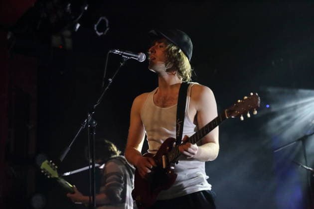 Cameron Winter von der Band Geese bei einem Konzert im Astra Kulturhaus in Berlin, 15. März 2026. Geese Konzert Berlin