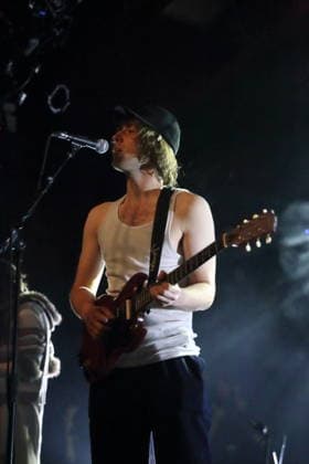 Cameron Winter von der Band Geese bei einem Konzert im Astra Kulturhaus in Berlin, 15. März 2026. Geese Konzert Berlin