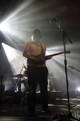 Cameron Winter von der Band Geese bei einem Konzert im Astra Kulturhaus in Berlin, 15. März 2026. Geese Konzert Berlin
