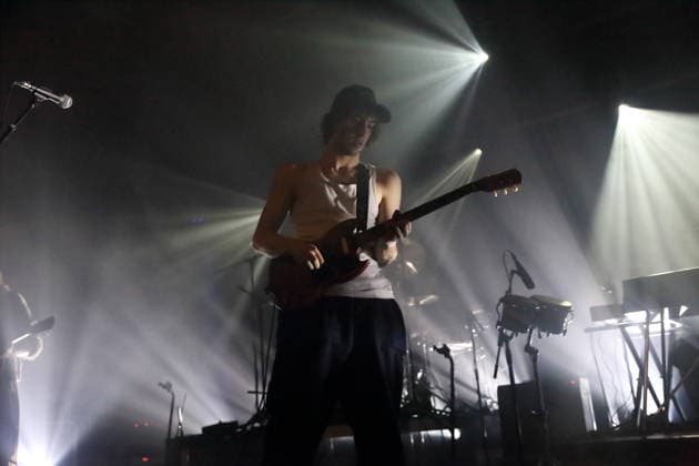Cameron Winter von der Band Geese bei einem Konzert im Astra Kulturhaus in Berlin, 15. März 2026. Geese Konzert Berlin