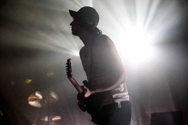 Cameron Winter von der Band Geese bei einem Konzert im Astra Kulturhaus in Berlin, 15. März 2026. Geese Konzert Berlin