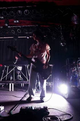 Dominic DiGesu von der Band Geese bei einem Konzert im Astra Kulturhaus in Berlin, 15. März 2026. Geese Konzert Berlin