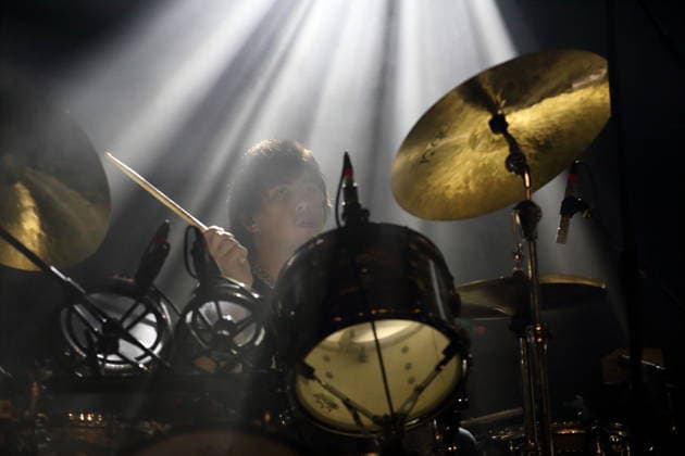 Max Bassin von der Band Geese bei einem Konzert im Astra Kulturhaus in Berlin, 15. März 2026. Geese Konzert Berlin
