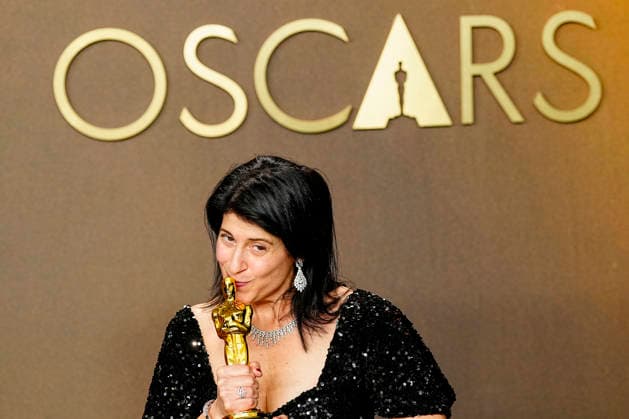 Cassandra Kulukundis celebrates in the press photo room after winning the Best Casting Oscar for One Battle After Another during the 98th annual Academy Awards in the Hollywood section of Los Angeles on Sunday, March 15, 2026. Conan O Brien is hosting the Oscars for the second consecutive year.  LAP20260315335 BONNIExCASH