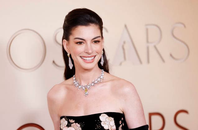 Anne Hathaway arrives on the red carpet for the 98th annual Academy Awards in the Hollywood section of Los Angeles on Sunday, March 15, 2026. Conan O Brien will host the Oscars for the second consecutive year.  LAP202603153022 JOHNxANGELILLO