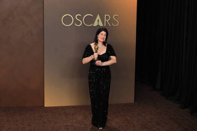Cassandra Kulukundis poses with the award for best casting for One Battle After Another at the 98th Academy Awards ceremony in Los Angeles, USA March 15, 2026. 98th Academy Awards !ACHTUNG: NUR REDAKTIONELLE NUTZUNG!  Copyright: xArmandoxArorizox AME4320 20260316-55019711324_1