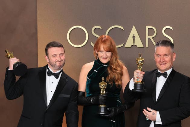 Mike Hill (L), Cliona Furey (C) and Jordan Samuel pose with the Oscar for best makeup and hairstyling for Frankenstein at the 98th Academy Awards ceremony in Los Angeles, USA March 15, 2026. 98th Academy Awards !ACHTUNG: NUR REDAKTIONELLE NUTZUNG!  Copyright: xArmandoxArorizox AME4316 20260316-55019711327_1