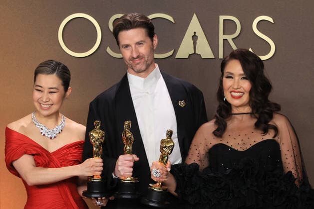 Maggie Kang (L), Chris Appelhans and Michelle L. M. Wong pose with the Oscar for best animated feature for K-Pop Demon Hunters at the 98th Academy Awards ceremony in Los Angeles, USA March 15, 2026. 98th Academy Awards !ACHTUNG: NUR REDAKTIONELLE NUTZUNG!  Copyright: xArmandoxArorizox AME4271 20260316-55019711347_1