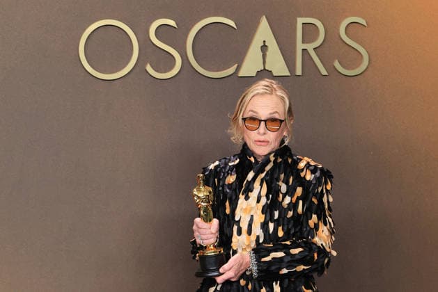 Amy Madigan poses with the Oscar for best supporting actress in Weapons at the 98th Academy Awards ceremony in Los Angeles, USA March 15, 2026. 98th Academy Awards !ACHTUNG: NUR REDAKTIONELLE NUTZUNG!  Copyright: xArmandoxArorizox AME4246 20260316-55019711359_1