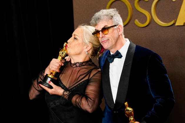 Tamara Deverell and Shane Vieau celebrate in the press photo room after winning the Best Production Design Oscar for Frankenstein during the 98th annual Academy Awards in the Hollywood section of Los Angeles on Sunday, March 15, 2026.  LAP20260315363 BONNIExCASH