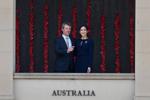 DENMARK ROYALS AUSTRALIA VISIT, Denmark s King Frederik X and Queen Mary pose for photographs at the Roll of Honour during a visit to the Australian War Memorial in Canberra, Monday, March 16, 2026. ( POOL CANBERRA AUSTRALIAN CAPITAL TERRITORY AUSTRALIA  Copyright: xLUKASxCOCHx 20260316125088554769
