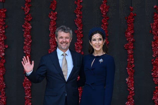 DENMARK ROYALS AUSTRALIA VISIT, Denmark s King Frederik X and Queen Mary pose for photographs at the Roll of Honour during a visit to the Australian War Memorial in Canberra, Monday, March 16, 2026. ( POOL CANBERRA AUSTRALIAN CAPITAL TERRITORY AUSTRALIA  Copyright: xLUKASxCOCHx 20260316128754059082