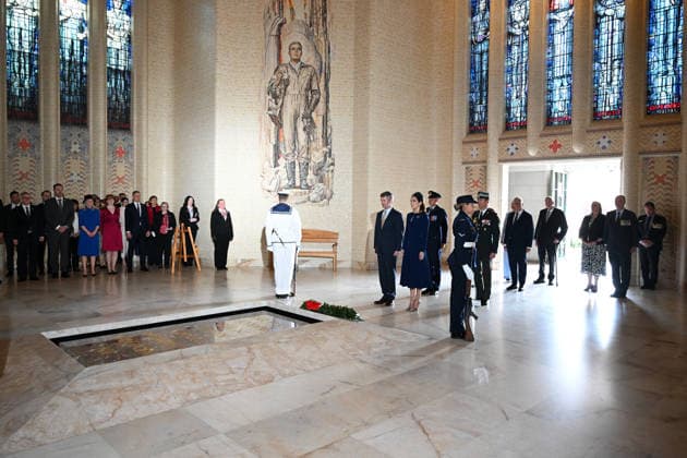 DENMARK ROYALS AUSTRALIA VISIT, Denmark s King Frederik X and Queen Mary lay a wreath at the Tomb of the Unknown Soldier during a visit to the Australian War Memorial in Canberra, Monday, March 16, 2026. ( POOL CANBERRA AUSTRALIAN CAPITAL TERRITORY AUSTRALIA  Copyright: xLUKASxCOCHx 20260316142440213283