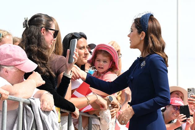 DENMARK ROYALS AUSTRALIA VISIT, Denmark s Queen Mary meets with members of the public during a visit to the Australian War Memorial in Canberra, Monday, March 16, 2026. ( POOL CANBERRA AUSTRALIAN CAPITAL TERRITORY AUSTRALIA  Copyright: xLUKASxCOCHx 20260316165656669012