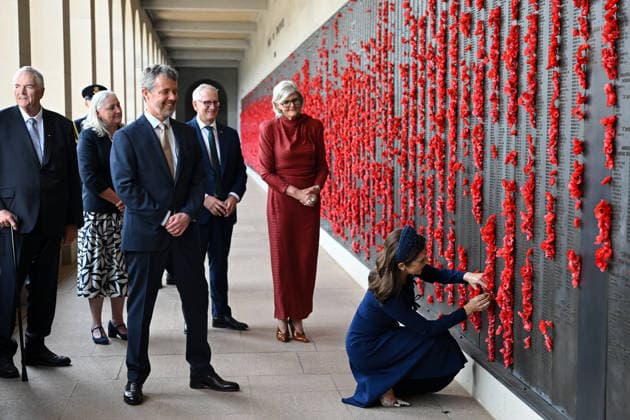 DENMARK ROYALS AUSTRALIA VISIT, Denmark s Queen Mary places a poppy at the Roll of Honour during a visit to the Australian War Memorial in Canberra, Monday, March 16, 2026. ( POOL CANBERRA AUSTRALIAN CAPITAL TERRITORY AUSTRALIA  Copyright: xLUKASxCOCHx 20260316195682415294