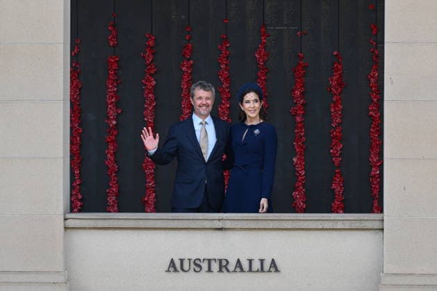 DENMARK ROYALS AUSTRALIA VISIT, Denmark s King Frederik X and Queen Mary pose for photographs in the Roll of Honour at the during a visit to the Australian War Memorial in Canberra, Monday, March 16, 2026. ( POOL CANBERRA AUSTRALIAN CAPITAL TERRITORY AUSTRALIA  Copyright: xLUKASxCOCHx 20260316155518041621