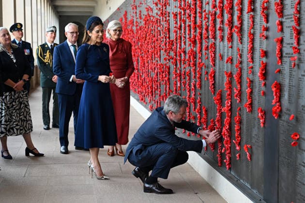 DENMARK ROYALS AUSTRALIA VISIT, Denmark s King Frederik places a poppy at the Roll of Honour during a visit to the Australian War Memorial in Canberra, Monday, March 16, 2026. ( POOL CANBERRA AUSTRALIAN CAPITAL TERRITORY AUSTRALIA  Copyright: xLUKASxCOCHx 20260316151429910321