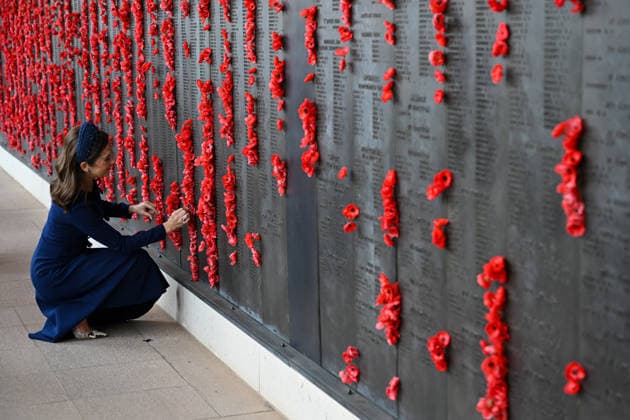 DENMARK ROYALS AUSTRALIA VISIT, Denmark s Queen Mary places a poppy at the Roll of Honour during a visit to the Australian War Memorial in Canberra, Monday, March 16, 2026. ( POOL CANBERRA AUSTRALIAN CAPITAL TERRITORY AUSTRALIA  Copyright: xLUKASxCOCHx 20260316195925926321