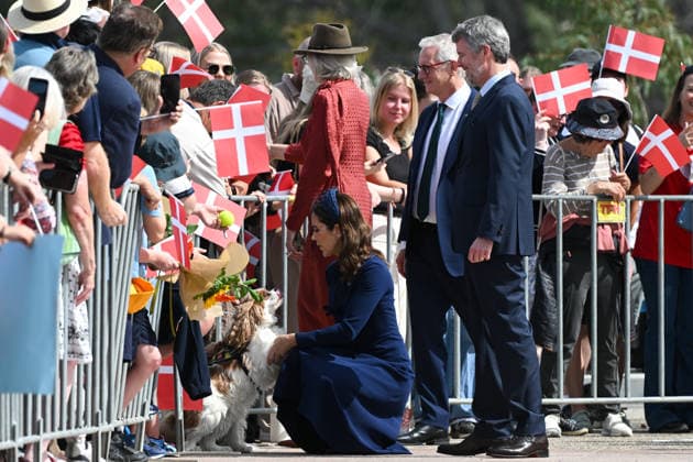 DENMARK ROYALS AUSTRALIA VISIT, Denmark s King Frederik X and Queen Mary pad a dog as they meet with members of the public during a visit to the Australian War Memorial in Canberra, Monday, March 16, 2026. ( POOL CANBERRA AUSTRALIAN CAPITAL TERRITORY AUSTRALIA Copyright: xLUKASxCOCHx 20260316125247445506