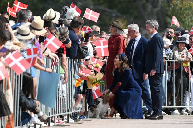 DENMARK ROYALS AUSTRALIA VISIT, Denmark s King Frederik X and Queen Mary pad a dog as they meet with members of the public during a visit to the Australian War Memorial in Canberra, Monday, March 16, 2026. ( POOL CANBERRA AUSTRALIAN CAPITAL TERRITORY AUSTRALIA Copyright: xLUKASxCOCHx 20260316138772222477