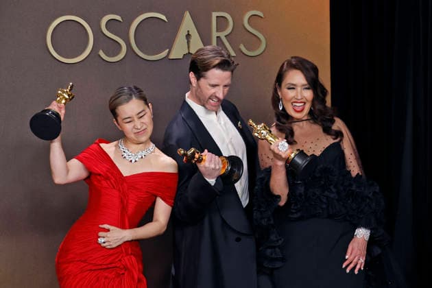 March 15, 2026, Hollywood, California, USA: (L-R) MAGGIE KANG, CHRIS APPELHANS and MICHELLE L. M. WONG in the press room of the 98th Annual Academy Awards with their Oscar for Best Animated Film, Kpop Demon Hunters . Hollywood USA  - ZUMAp124 20260315_zaa_p124_237 Copyright: xBurtxHarrisx