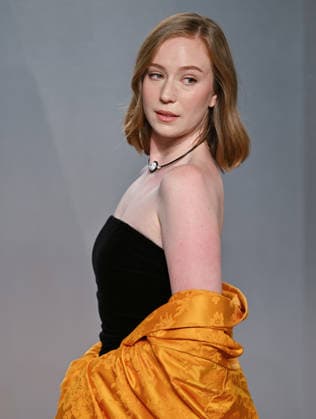 Hannah Einbinder arrives on the red carpet at the 2026 Vanity Fair Oscar Party Hosted By Mark Guiducci at Los Angeles County Museum of Art in Los Angeles, California on Sunday, March 15, 2026.  LAP202603154015 CHRISxCHEW
