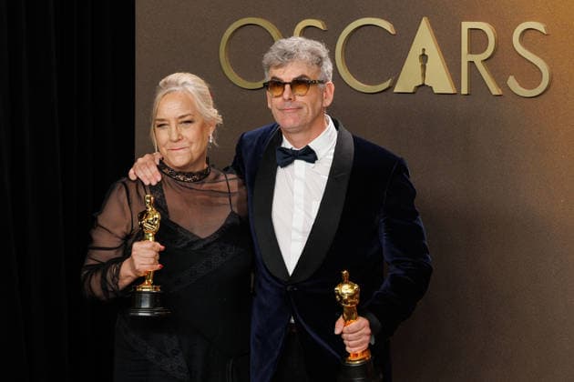 March 15, 2026, Hollywood, California, USA: (L-R) Tamara Deverell and Shane Vieau, winners of Best Production Design for Frankenstein pose in the press room of the 98th Annual Academy Awards on Sunday March 15, 2026 at the Dolby Theater in Hollywood, California. PRENSA INTERNACIONAL Hollywood USA  - ZUMAp124 20260315_zaa_p124_316 Copyright: xPrensaxInternacionalx