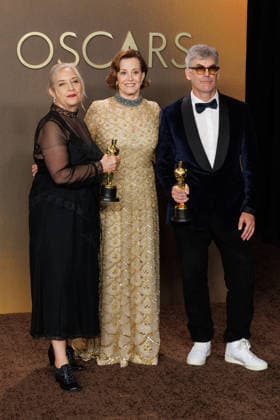 March 15, 2026, Hollywood, California, USA: Tamara Deverell (L) and Shane Vieau (R), winners of Best Production Design for Frankenstein pose with Sigourney Weaver in the press room of the 98th Annual Academy Awards on Sunday March 15, 2026 at the Dolby Theater in Hollywood, California. PRENSA INTERNACIONAL Hollywood USA - ZUMAp124 20260315_zaa_p124_314 Copyright: xPrensaxInternacionalx