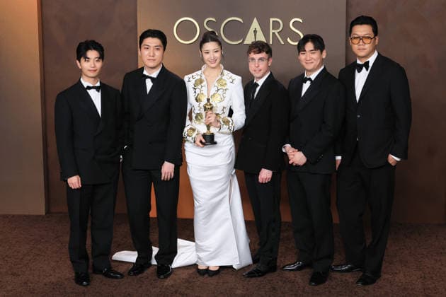 From left to right Yu Han Lee, Joong Gyu Kwak, EJAE, Mark Sonnenblick, Hee Dong Nam and Jeong Hoon Seo pose with the award for best song for Golden at K-Pop Demon Hunters at the 98th Academy Awards ceremony in Los Angeles, USA March 15, 2026. 98th Academy Awards !ACHTUNG: NUR REDAKTIONELLE NUTZUNG!  Copyright: xArmandoxArorizox AME4389 20260316-55019712154_1