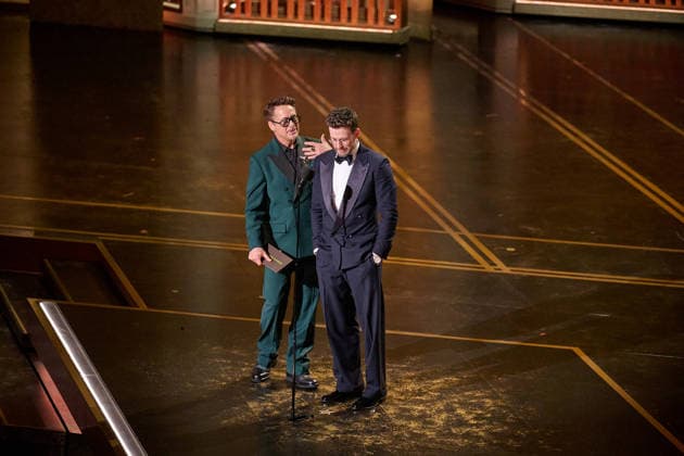 98th Oscars, Academy Awards Robert Downey Jr. and Chris Evans present the Oscar for Adapted Screenplay to Paul Thomas Anderson during the 98th Oscars at the Dolby Theatre at Ovation Hollywood on Sunday, March 15, 2026., Credit:Wally Skalij The Academy Avalon United States of America, CA, Hollywood, Dolby Theater  Copyright: xWallyxSkalijx xThexAcademyx xAvalonx 1083372801