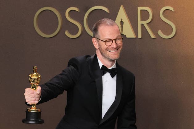 Joachim Trier poses with the award for best international film for Norway, Sentimental Value at the 98th Academy Awards ceremony in Los Angeles, USA March 15, 2026. 98th Academy Awards !ACHTUNG: NUR REDAKTIONELLE NUTZUNG!  Copyright: xArmandoxArorizox AME4391 20260316-55019712169_1