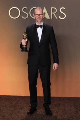 Joachim Trier poses with the award for best international film for Norway, Sentimental Value at the 98th Academy Awards ceremony in Los Angeles, USA March 15, 2026. 98th Academy Awards !ACHTUNG: NUR REDAKTIONELLE NUTZUNG!  Copyright: xArmandoxArorizox AME4393 20260316-55019712181_1