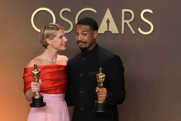 Jessie Buckley (L) and Michael B. Jordan pose with the award for best actress for Hamnet and best actor for Sinners at the 98th Academy Awards ceremony in Los Angeles, USA March 15, 2026. 98th Academy Awards !ACHTUNG: NUR REDAKTIONELLE NUTZUNG!  Copyright: xArmandoxArorizox AME4425 20260316-55019712325_1