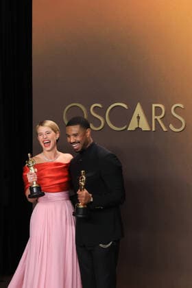 Jessie Buckley (L) and Michael B. Jordan pose with the award for best actress for Hamnet and best actor for Sinners at the 98th Academy Awards ceremony in Los Angeles, USA March 15, 2026. 98th Academy Awards !ACHTUNG: NUR REDAKTIONELLE NUTZUNG!  Copyright: xArmandoxArorizox AME4426 20260316-55019712327_1