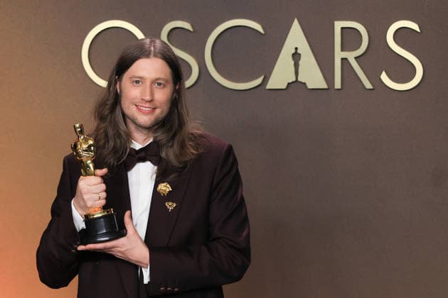 Ludwig Göransson poses with the award for best soundtrack for the film Sinners at the 98th Academy Awards ceremony in Los Angeles, USA March 15, 2026. 98th Academy Awards !ACHTUNG: NUR REDAKTIONELLE NUTZUNG!  Copyright: xArmandoxArorizox AME4420 20260316-55019712346_1