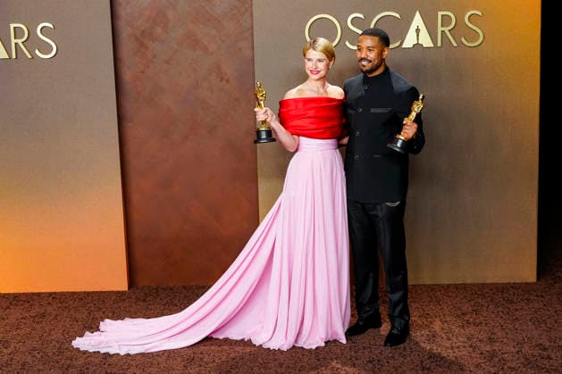 Best Actress in a Leading Role Oscar winner Jessie Buckley of Hamnet celebrates in the press photo room with Best Actor in a Leading Role winner Michael B. Jordan of Sinners during the 98th annual Academy Awards in the Hollywood section of Los Angeles on Sunday, March 15, 2026.  LAP2026031541134 BONNIExCASH