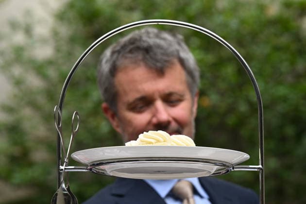 DENMARK ROYALS AUSTRALIA VISIT, Denmark s King Frederik is seen behind finger food during a Parliamentary Friendship Group afternoon tea event at Parliament House in Canberra, Monday, March 16, 2026. ( NO ARCHIVING CANBERRA AUSTRALIAN CAPITAL TERRITORY AUSTRALIA  Copyright: xLUKASxCOCHx 20260316155812438120