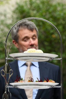 DENMARK ROYALS AUSTRALIA VISIT, Denmark s King Frederik is seen behind finger food during a Parliamentary Friendship Group afternoon tea event at Parliament House in Canberra, Monday, March 16, 2026. ( NO ARCHIVING CANBERRA AUSTRALIAN CAPITAL TERRITORY AUSTRALIA  Copyright: xLUKASxCOCHx 20260316128151372940