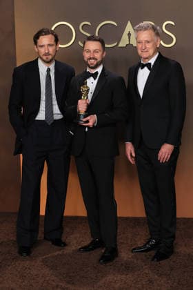 Andy Jurgensen (c) poses with the award for best editing for the film One Battle After Another at the 98th Academy Awards ceremony in Los Angeles, USA March 15, 2026. 98th Academy Awards !ACHTUNG: NUR REDAKTIONELLE NUTZUNG!  Copyright: xArmandoxArorizox AME4443 20260316-55019712425_1