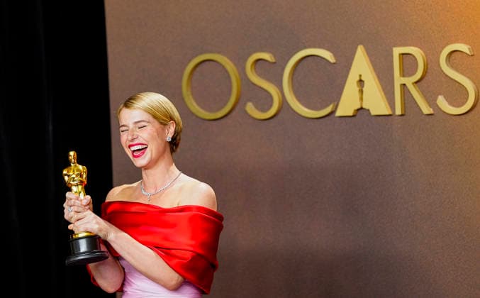 Jessie Buckley celebrates in the press photo room after winning the Best Actress in a Leading Role Oscar for Hamnet during the 98th annual Academy Awards in the Hollywood section of Los Angeles on Sunday, March 15, 2026.  LAP2026031543112 BONNIExCASH