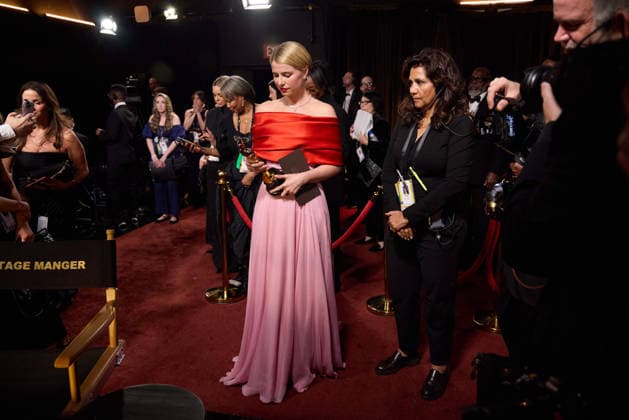 Jessie Buckley poses backstage with the OscarÂ® for Actress in a Leading Role during the 98th OscarsÂ® at DolbyÂ® Theatre at Ovation Hollywood on Sunday, March 15, 2026. Los Angeles CA USA  350081308PLX