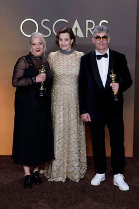 March 15, 2026, Hollywood, California, USA: (L-R) Tamara Deverell, Sigourney Weaver and Shane Vieau in the press room of the 98th Annual Academy Awards on Sunday March 15, 2026 at the Dolby Theater in Hollywood, California. BURT HARRIS BNS PI Hollywood USA  - ZUMAp124 20260315_zaa_p124_438 Copyright: xBurtxHarrisx